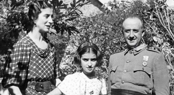 Carmen Franco, junto a sus padres, Francisco Franco y Carmen Polo.