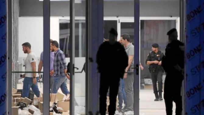 La Guardia Civil durante los registros del CESICAT en septiembre