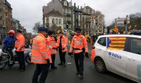 Un coche patrulla de la policía belga, decorado con esteladas este jueves en Bruselas