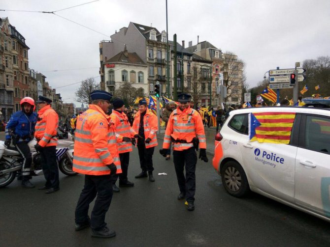 Un coche patrulla de la policía belga, decorado con esteladas este jueves en Bruselas