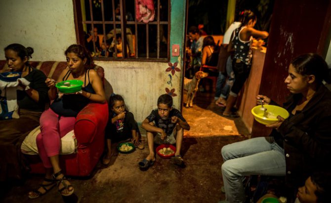 Los deudos del bebé Kleiver comen un caldo en la madrugada durante el velatorio.