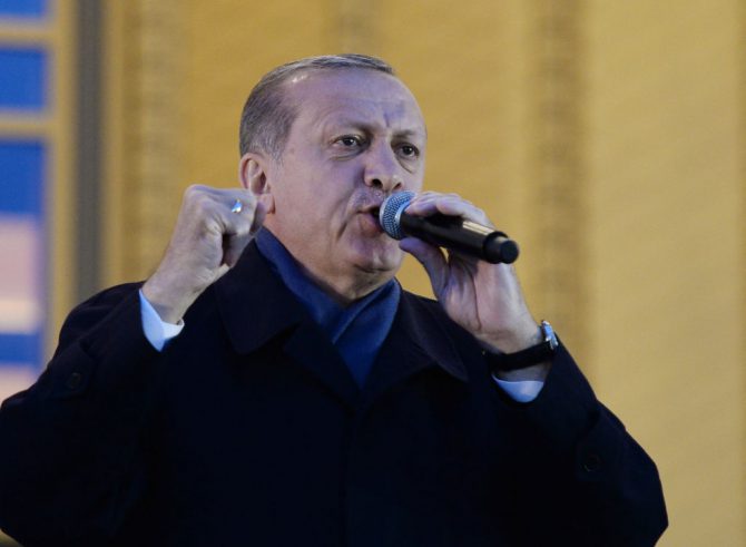 Sin lugar a dudas, el presidente de Turquía, Recep Tayyip Erdogan, ve a los turcos residentes en Occidente como puntas de lanza del Islam. Este año dijo a los turcos que viven en Occidente: "Id a vivir a vecindarios mejores. Conducid los mejores coches. Vivid en las mejores casas. Tened no tres sino cinco hijos. Porque sois el futuro de Europa. Esa será la mejor respuesta a las injusticias que sufrís". (Foto: Gokhan Sahin/Getty Images).