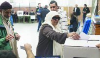 Una familia musulmana catalana votando en un colegio de Barcelona
