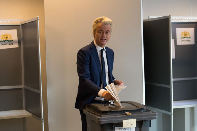 Geert Wilders, líder del Partido de la Libertad (PVV), deposita su voto en un colegio electoral de La Haya en las elecciones generales del 15 de marzo de 2017, que hicieron del PVV el segundo partido de los Países Bajos. (Foto: Carl Court/Getty Images).