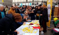 La plataforma Hablamos Español recogiendo firmas en la Puerta del Sol de Madrid