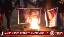 El puñado de palestinos filmados en Belén quemando imágenes del presidente de EEUU, Donald Trump, el pasado 6 de diciembre fueron presentados por los medios como si fueran parte de protestas masivas en las comunidades palestinas. (Imagen: captura de un vídeo de CBS News).