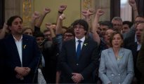 Junqueras, Puigdemont y Forcadell, en una de las exhibiciones independentistas que protagonizaron en el Parlamento catalán