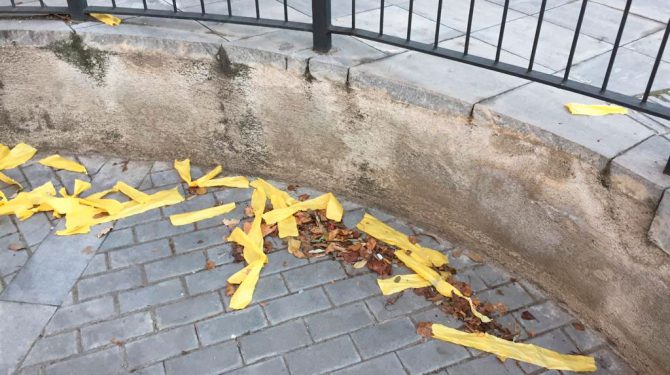 Papeles amarillos por el suelo