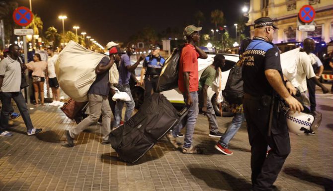 Marta Rovira defiende papeles para los ilegales residentes en Cataluña (En la imagen de El País, manteros en Barcelona)