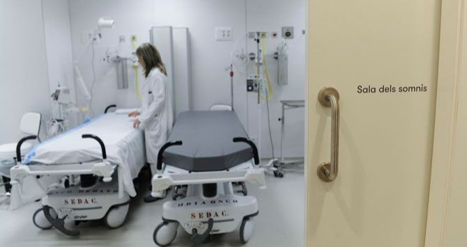 Una sanitaria en el Hospital Universitario Vall d'Hebron, el mayor de Cataluña 