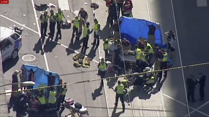 Equipos de emergencias atienden a los heridos en el atropello de Melbourne 