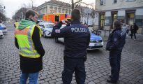 La policía cierra las calles alrededor de un mercadillo navideño en Potsdam.