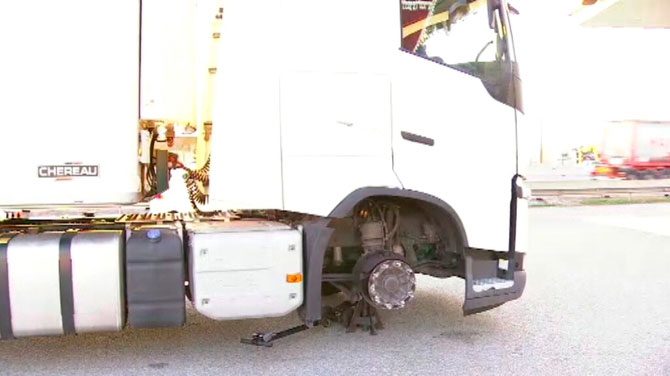 Un camión en la AP7 tras pinchar las ruedas (Foto: TV3)