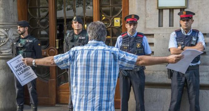 Guardias civiles y mossos en la Conselleria de Economia, el 20 de septiembre.