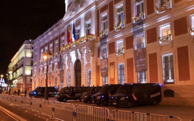 Policia nacional y municipal han puesto en práctica ayer en la Puerta del Sol de Madrid la medidas de seguridad que repetirán en las campanadas de Nochevieja.