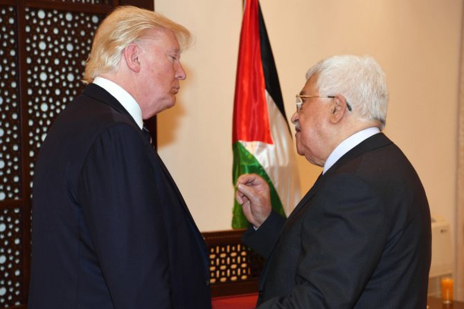 El presidente de EEUU, Donald Trump, conversa con el de la Autoridad Palestina, Mahmud Abás, el 23 de mayo de 2017 en Belén. (Foto: PPO, via Getty Images).
