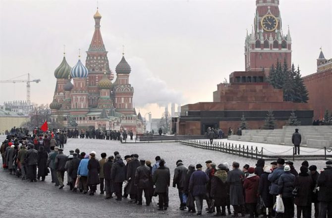 Seguidores del Partido Comunista ruso en fila durante una ceremonia de ofrenda ante el Mausoleo de Lenin.