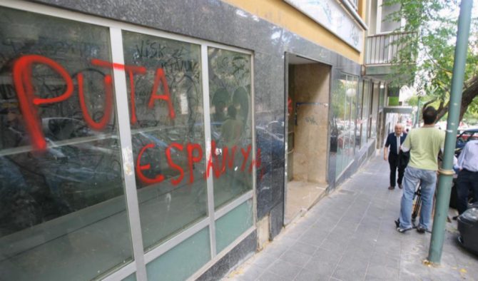 Pintada con insultos a España en la fachada de la sede del PP en Tarragona.