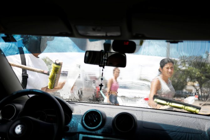 Muchos venezolanos en Brasil se dedican a limpiar vidrios de vehículos para sobrevivir 