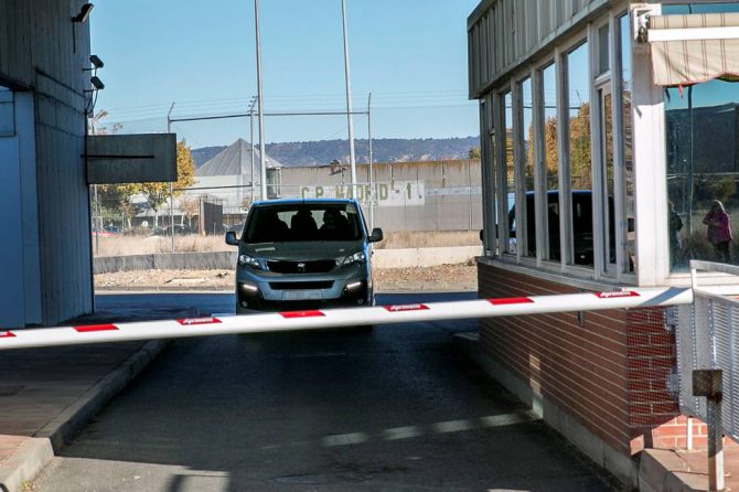 Las exconsejeras han salido del centro penitenciario en una furgoneta color gris plateado que, nada más abandonar el recinto, se ha parado unos instantes junto a los familiares y el grupo de políticos que les esperaba