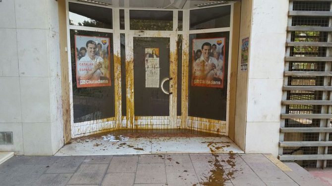 La sede de Ciudadanos en Hospitalet tras ser atacada con purines.