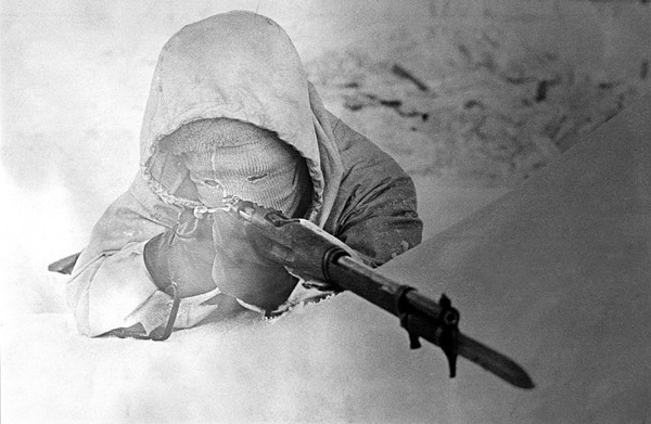 Simo Häyhä se preentaba en el terreno de batalla vestido como un fantasma. Sus enemigos lo apodaron “La muerte blanca”