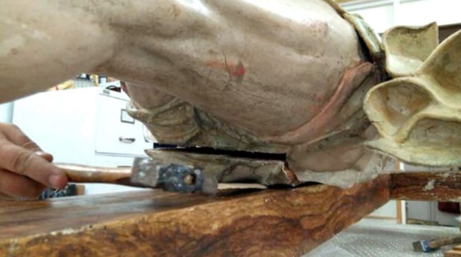 Los pergaminos fueron hallados en la parte trasera del Cristo.