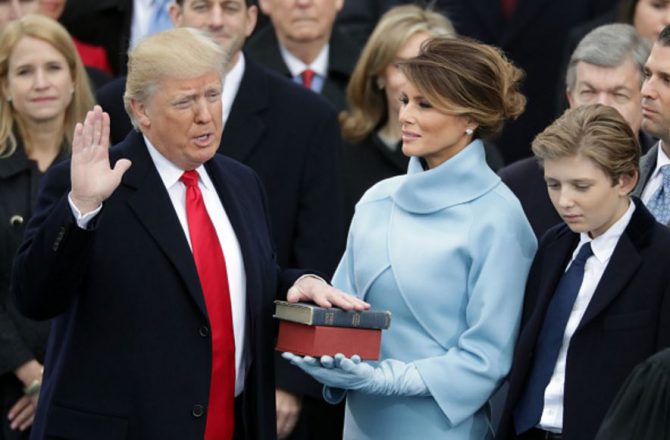 Trump jura ante una Biblia como presidente de Estados Unidos.