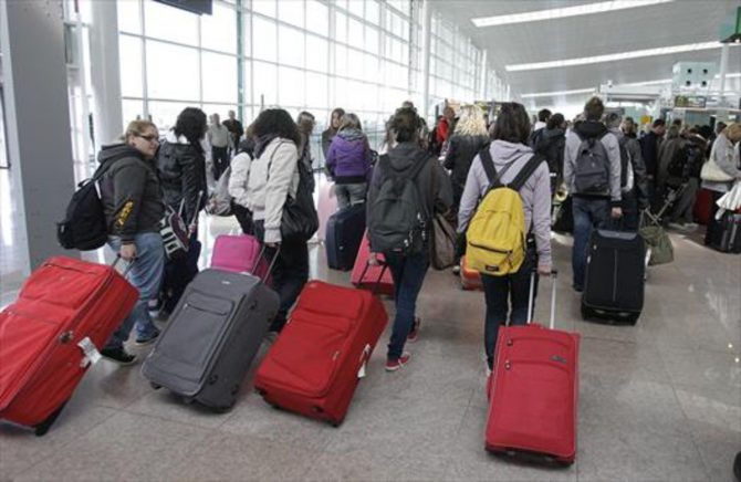Un grupo de turistas en la terminal 1 del aeropuerto de Barcelona-El Prat.