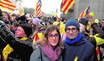 Imagen de twitter del asesor Jordi Sebastià donde aparece junto a la diputada Marta Sorlí bajo el texto 'demanant en Brusel.les que la Unió Europea protegesca la democràcia'.