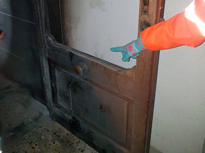 Destrozos en la puerta de la vivienda