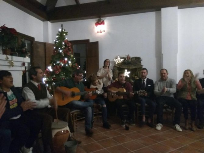 La zambomba es la expresión más genuina de la Navidad jerezana y se constituye en el principal argumento en el que se sustenta la convivencia y la participación inherentes a estas fiestas, según se viven en Jerez.