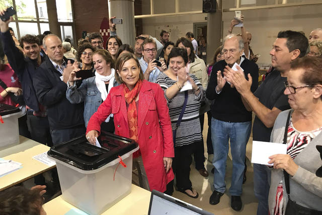 Carme Forcadell votando en el referéndum del 1 de octubre