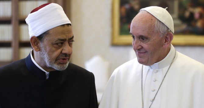 El Papa Francisco habla con el imán Ahmed Al Tayeb.