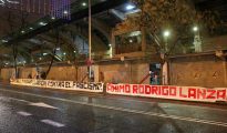 La pancarta en favor de Rodrigo Lanza, ayer en Vallecas