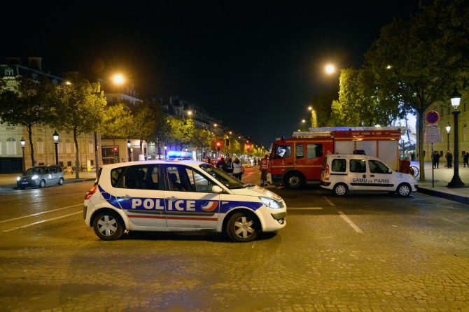 Coches de policía y de bomberos, en los Campos Elíseos de París (Francia), en el lugar donde se perpetró un ataque terrorista el 20 de abril de 2017. El atacante asesino a un policía e hirió a otro. (Foto: Aurelien Meunier/Getty Images).