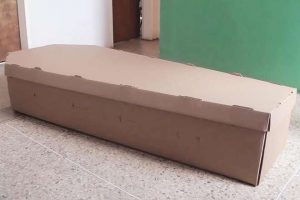 Algunos de los improvisados ataudes son de cartón.