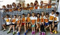 Niños del colegio Segària de El Verger (Alicante) con banderas catalanas pintadas en sus camisetas (El Mundo)