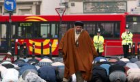 Musulmanes orando en la plaza londinense Trafalgar Square.