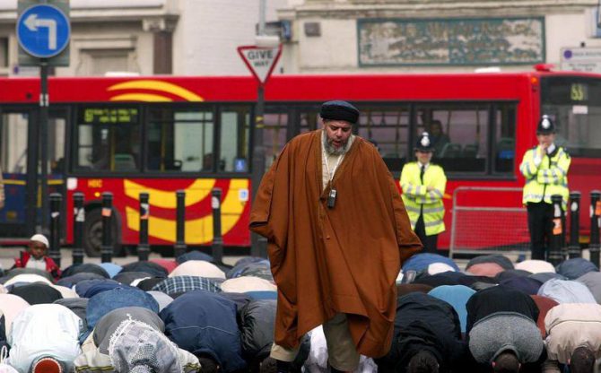 Musulmanes orando en la plaza londinense Trafalgar Square.