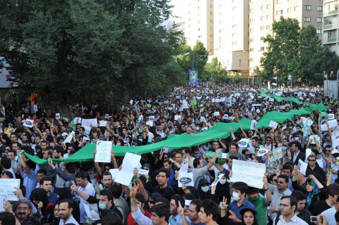 Un grupo de gente protesta en Teherán, Irán, durante el levantamiento popular conocido como Movimiento Verde, contra el fraude electoral. 16 de junio de 2009. (Imagen: Milad Avazbeigi/Wikimedia Commons).