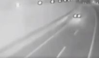 Imagen captada en la autovía A-8 por una cámara de Tráfico en la que se ve el vehículo circulando en sentido contrario instantes antes de la colisión.
