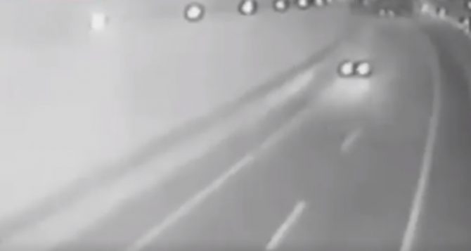 Imagen captada en la autovía A-8 por una cámara de Tráfico en la que se ve el vehículo circulando en sentido contrario instantes antes de la colisión. 