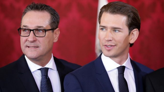 El nuevo canciller federal, Sebastian Kurz (d), y el líder identitario Heinz- Christian Strache hablan, durante la jura del cargo.