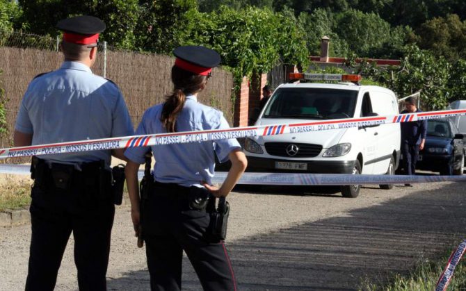 Dos agentes de los Mossos d'Esquadra custodian una zona acordonada. 