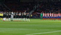 Minuto de silencio previo al Atlético - Sevilla.