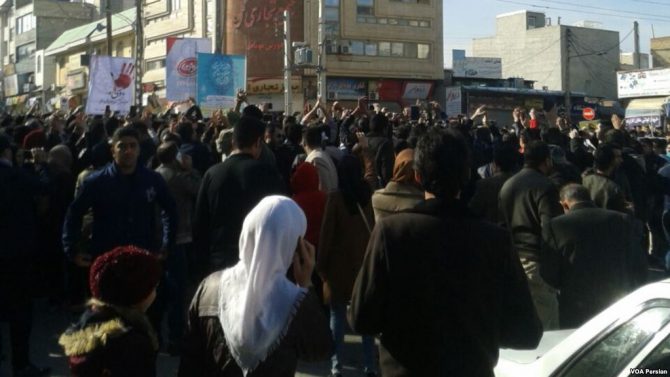 Manifestantes contrarios al régimen en Kermanshah, Irán, el 29 de diciembre de 2017. (Imagen: VOA News/Wikimedia Commons).