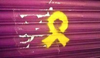 Independentistas han pintado un lazo amarillo en la tienda de la madre de Rivera
