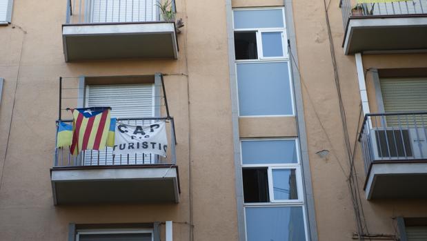 Pisos de Barcelona donde un vecino protesta por los pisos turísticos (ABC)