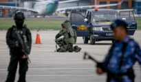 La policía de Indonesia demuestra sus habilidades antiterroristas durante un simulacro de seguridad.